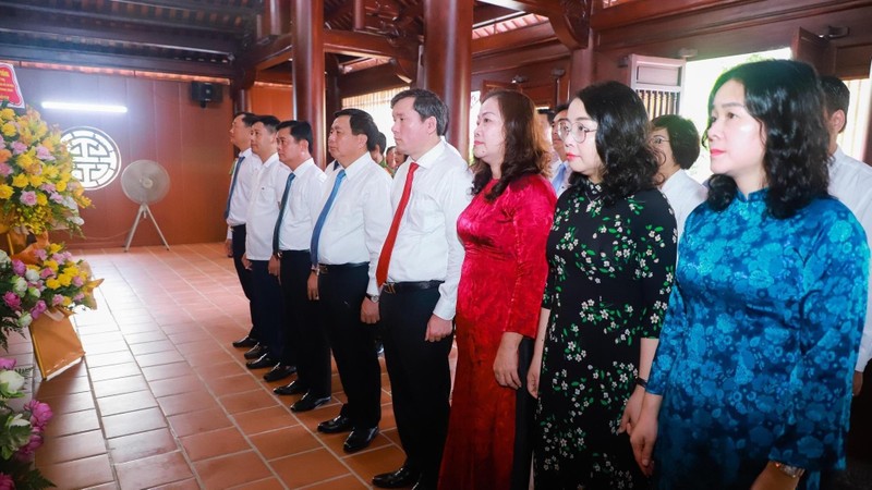 Đồng chí Nguyễn Xuân Thắng và Đoàn đại biểu dâng hoa, dâng hương tưởng niệm cố Tổng Bí thư Lê Hồng Phong. 