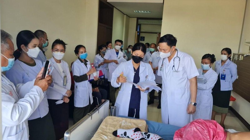 Nâng cao năng lực trong chẩn đoán và điều trị bệnh cho bác sĩ tại khoa Huyết học, Bệnh viện Quân y 103 (Lào).