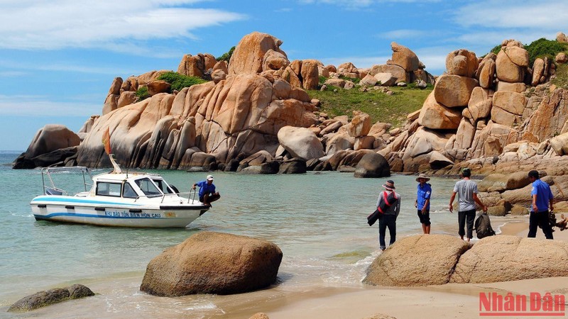  Những nét hoang sơ, độc đáo của Hòn Cau đã trở thành thế mạnh, tiềm năng quý giá để phát triển du lịch. (Ảnh: NGỌC LÂN)