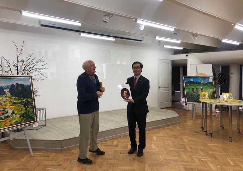 GS Vasily Nevolov, Chủ tịch Hội Tri thức Ukraine trao tặng Đại sứ Nguyễn Hồng Thạch cuốn thơ Shevcheko và phát biểu tại Hội thảo về Lục Vân Tiên.
