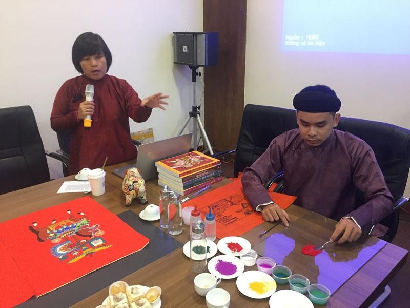 Nhà nghiên cứu Nguyễn Thị Thu Hòa giới thiệu về kỹ thuật làm tranh Kim Hoàng do nghệ sĩ Nam Chi thực hiện.