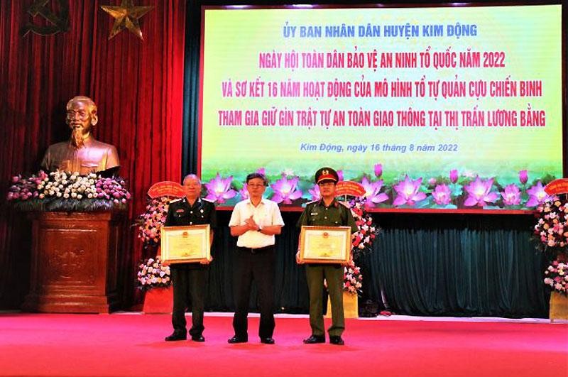 Tặng Bằng khen cho tập thể, cá nhân có thành tích xuất sắc trong phong trào toàn dân bảo vệ an ninh Tổ quốc ở huyện Kim Động, Hưng Yên.