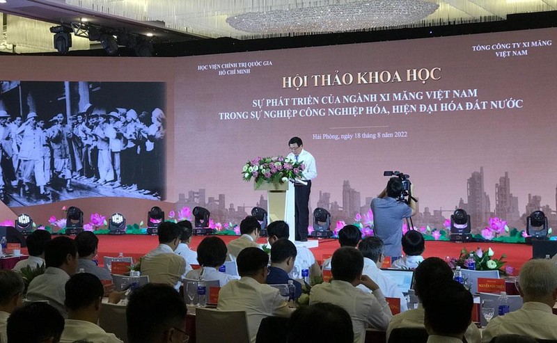 Đồng chí Nguyễn Xuân Thắng phát biểu tại hội thảo.