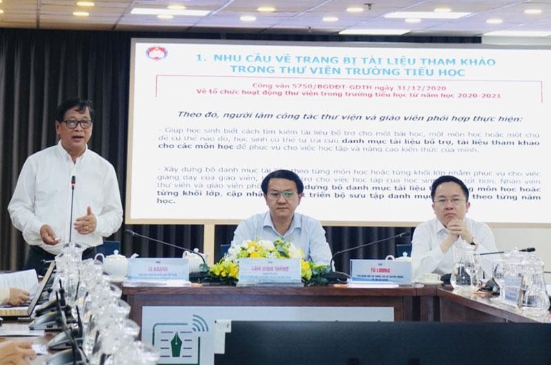 Ông Lê Hoàng (trái), Phó Chủ tịch Hội Xuất bản Việt Nam, thông tin về “Danh mục sách khuyến nghị hỗ trợ dạy và học cấp tiểu học”.