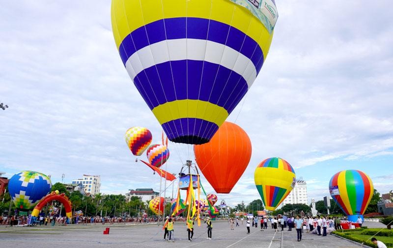 Lễ hội khinh khí cầu diễn ra tại Quảng trường Lam Sơn, thành phố Thanh Hóa.