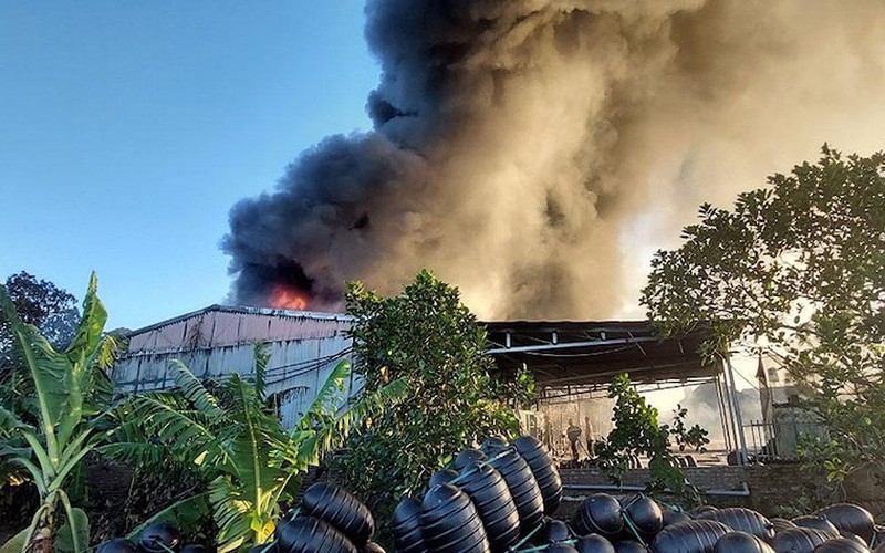 Cháy lớn thiêu rụi cơ sở sản xuất nhựa ở Quảng Ninh ảnh 1