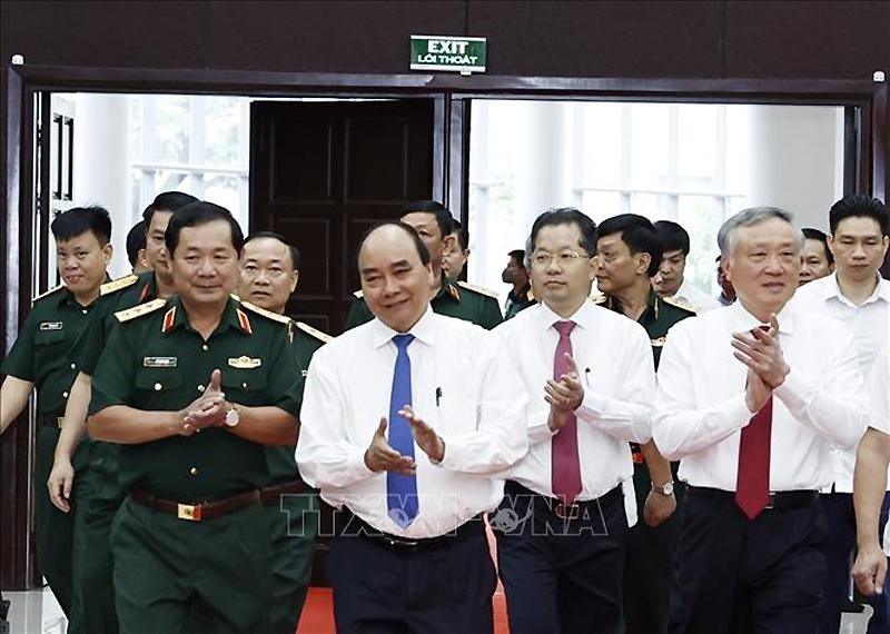 Chủ tịch nước Nguyễn Xuân Phúc và các đại biểu đến dự hội thảo.