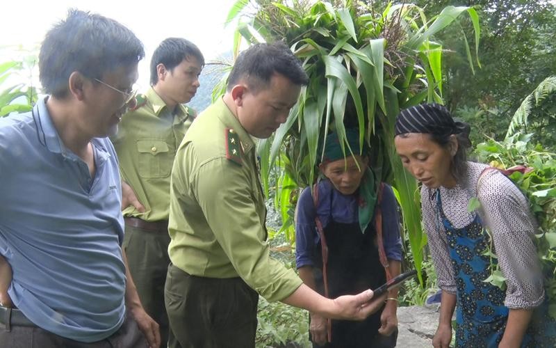 Cán bộ Hạt kiểm lâm huyện Đồng Văn tuyên truyền người dân không săn bắt, bẫy đàn khỉ.