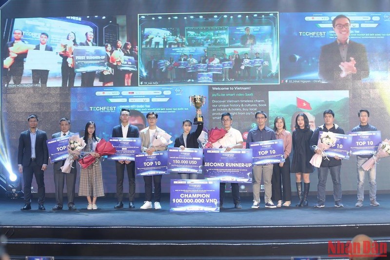 Các đội thi nhận giải thưởng tại TECHFEST Việt Nam 2021.