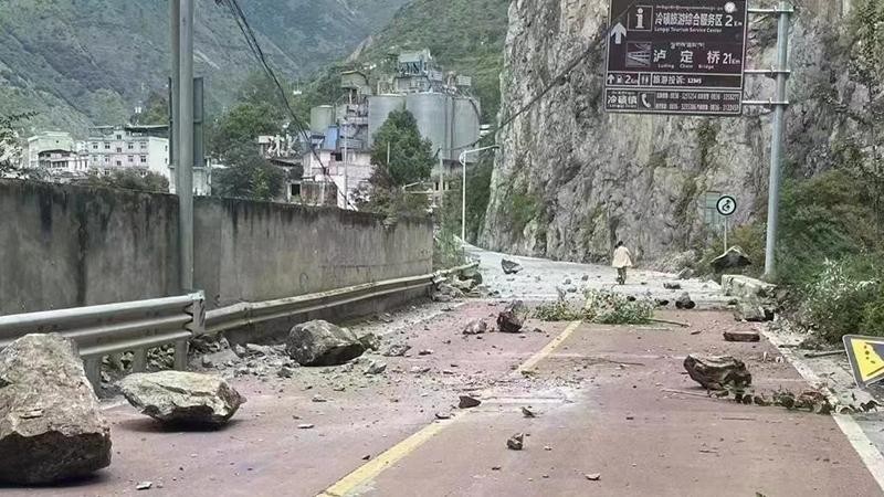 Động đất gây thiệt hại lớn ở huyện Lô Định, châu Cam Tư, tỉnh Tứ Xuyên, Trung Quốc. (Ảnh: Tân Hoa Xã)