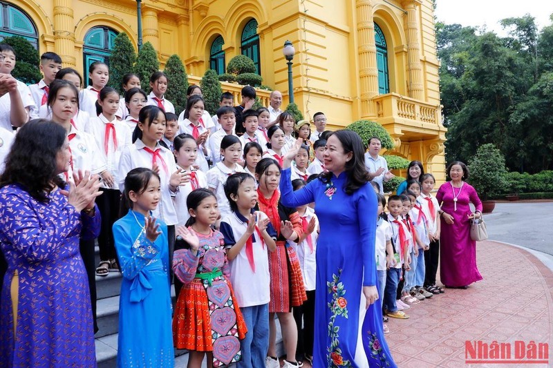 Phó Chủ tịch nước Võ Thị Ánh Xuân gặp mặt các trẻ mồ côi, khuyết tật, có hoàn cảnh khó khăn.