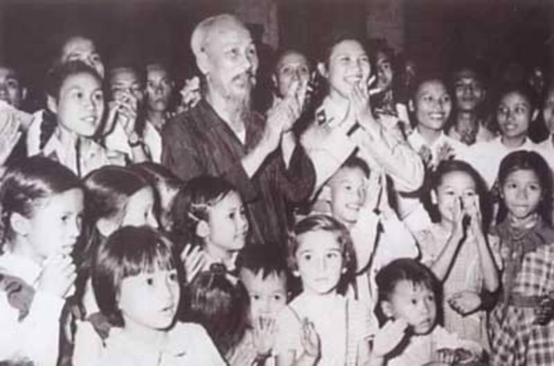 Bác Hồ vui Tết Trung thu với các cháu thiếu nhi Hà Nội và Quốc tế, ngày 27/9/1958. (Nguồn: www.bqllang.gov.vn)