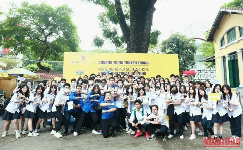 Đoàn viên, thanh niên, học sinh tham gia chương trình cùng rapper Thái Nam “Gonzo” thể hiện dấu “bằng” qua đôi tay, tượng trưng cho bình đẳng giới. 