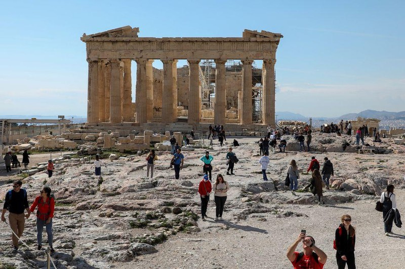 Du khách tại Đền Parthenon, Hy Lạp. (Ảnh: Reuters)