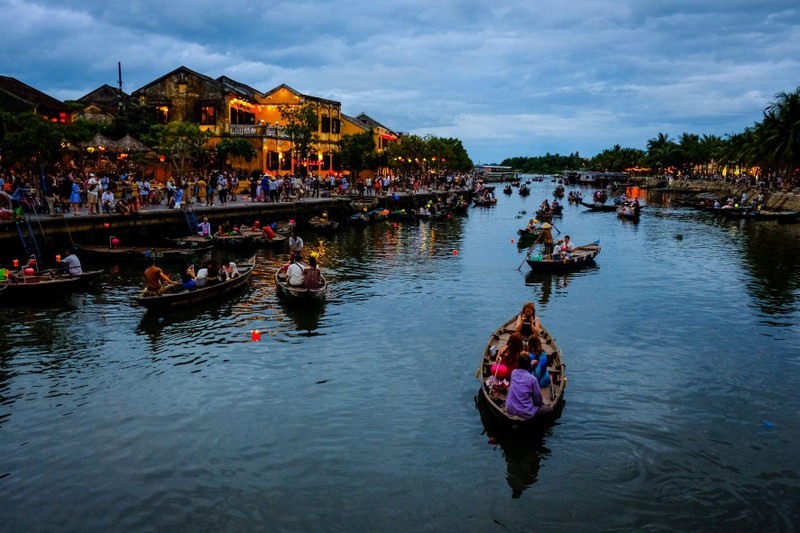 Tour Tham quan Hội An và học làm đèn hoa đăng là một hoạt động "Địa điểm Tham quan" được du khách quan tâm (Ảnh: Booking.com)