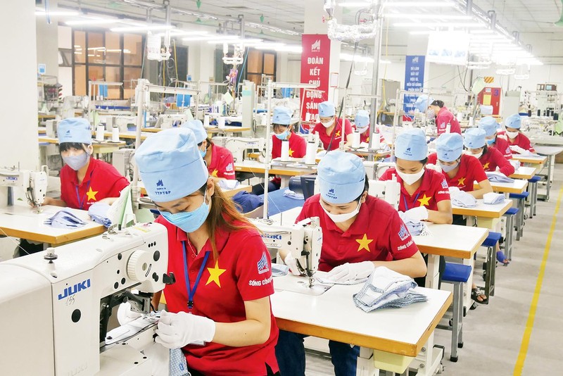 Sản xuất hàng dệt may xuất khẩu tại Tổng công ty May 10. Ảnh: Hoàng Anh