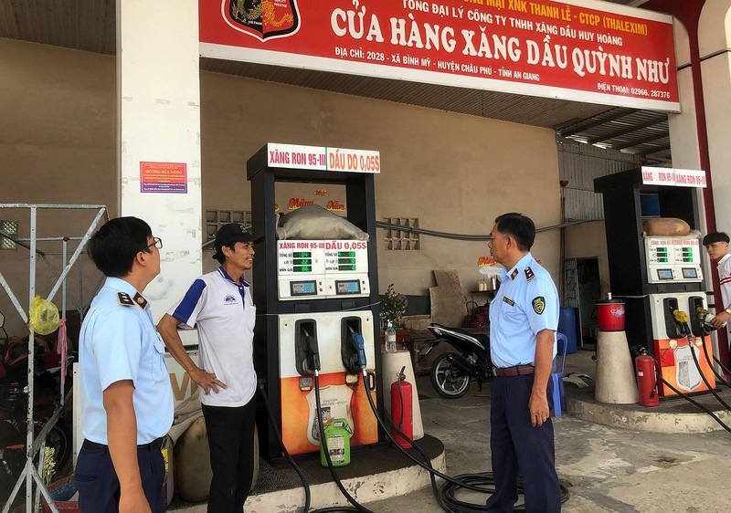 Lực lượng chức năng kiểm tra một cửa hàng xăng dầu tại tỉnh An Giang. 