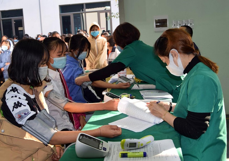 Khám sàng lọc trước khi tiêm vắc-xin phòng Covid-19 cho học sinh Trường THPT Nguyễn Du, thành phố Sơn La. (Ảnh LUYỆN NGỌC TUẤN)