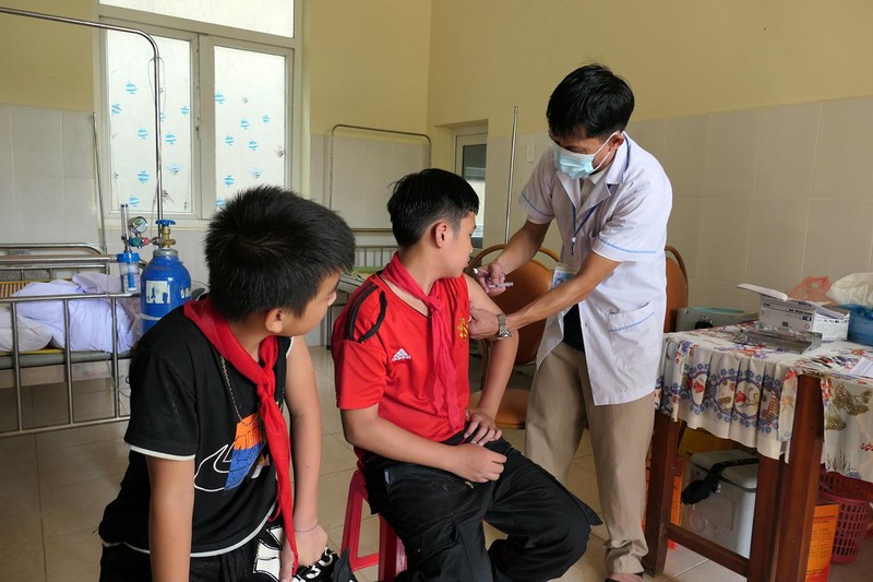 Đẩy nhanh tiến độ tiêm vắc-xin phòng Covid-19 cho học sinh vùng cao ảnh 1