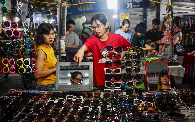 Nhiều loại kính mắt không rõ nguồn gốc được bày bán tại khu vực chợ đêm phố cổ Hà Nội. (Ảnh Nhật An)