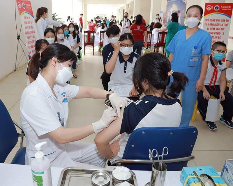 Triển khai tiêm vắc-xin phòng Covid-19 cho học sinh trên địa bàn thành phố Vĩnh Yên, tỉnh Vĩnh Phúc.