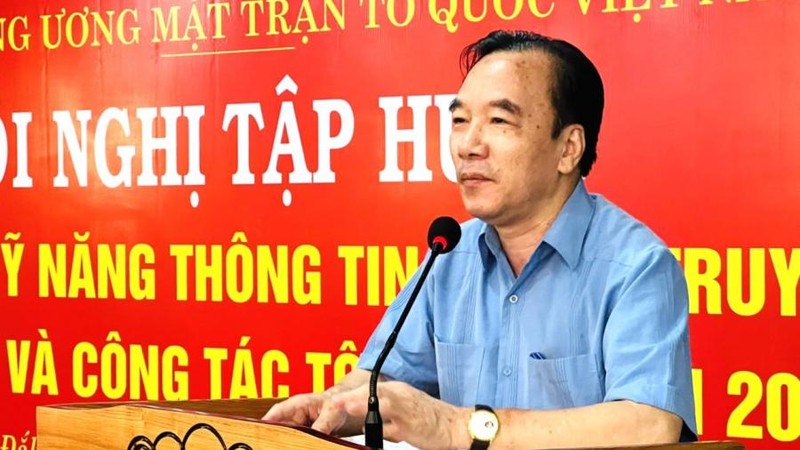 Phó Chủ tịch Ủy ban Trung ương Mặt trận Tổ quốc Việt Nam Ngô Sách Thực phát biểu khai mạc hội nghị tập huấn.
