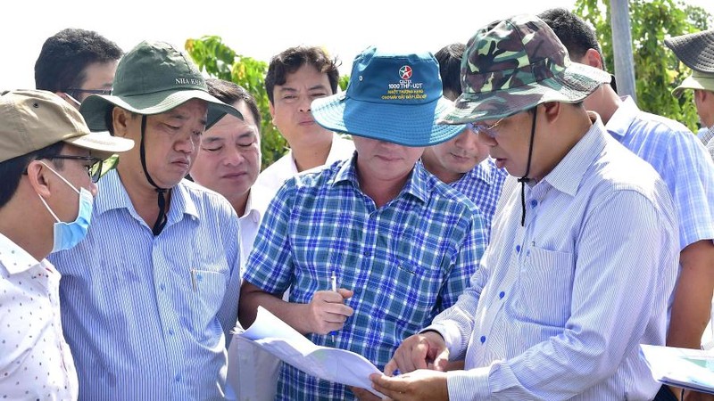 Bí thư Tỉnh ủy Cà Mau (bìa phải) kiểm tra tiến độ xây dựng Khu dân cư khóm 6B, thị trấn Sông Đốc, huyện Trần Văn Thời vào sáng 15/8.