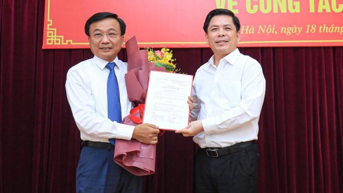 Thừa ủy quyền Thủ tướng Chính phủ, Bộ trưởng Nguyễn Văn Thể trao quyết định của Thủ tướng Chính phủ bổ nhiệm ông Nguyễn Danh Huy.
