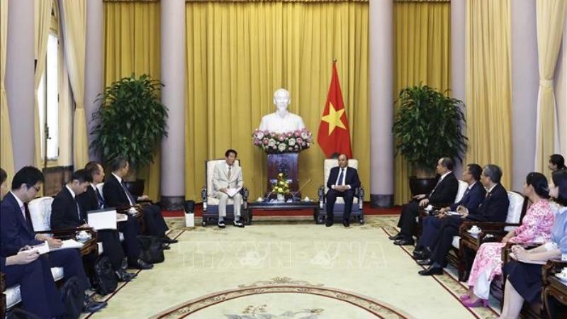Chủ tịch nước Nguyễn Xuân Phúc tiếp cựu Đại sứ đặc biệt Việt Nam-Nhật Bản Sugi Ryotaro. (Ảnh: TTXVN)