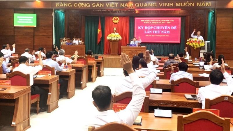 Các đại biểu Hội đồng nhân dân tỉnh Đắk Lắk biểu quyết thông qua các nghị quyết của kỳ họp.