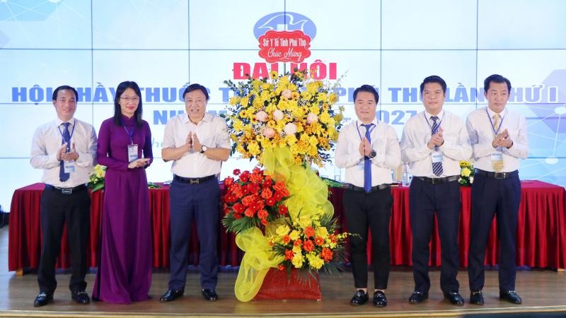 Lãnh đạo Sở Y tế Phú Thọ tặng hoa chúc mừng Hội thầy thuốc trẻ.