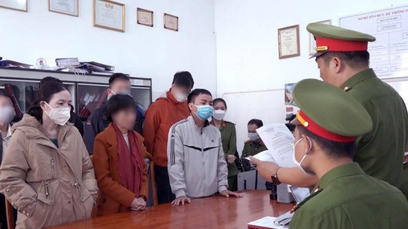 Công an tỉnh Lâm Đồng tống đạt quyết định khởi tố bị can Nguyễn Xuân Đạt và Phạm Thị Hoa. (Ảnh: Công an tỉnh Lâm Đồng cung cấp)