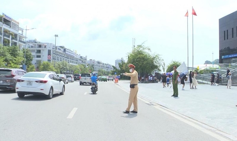 Lực lượng công an thành phố Hạ Long tổ chức ứng trực phân luồng giao thông, bảo đảm trật tự an toàn giao thông trong dịp nghỉ lễ Quốc khánh 2/9.