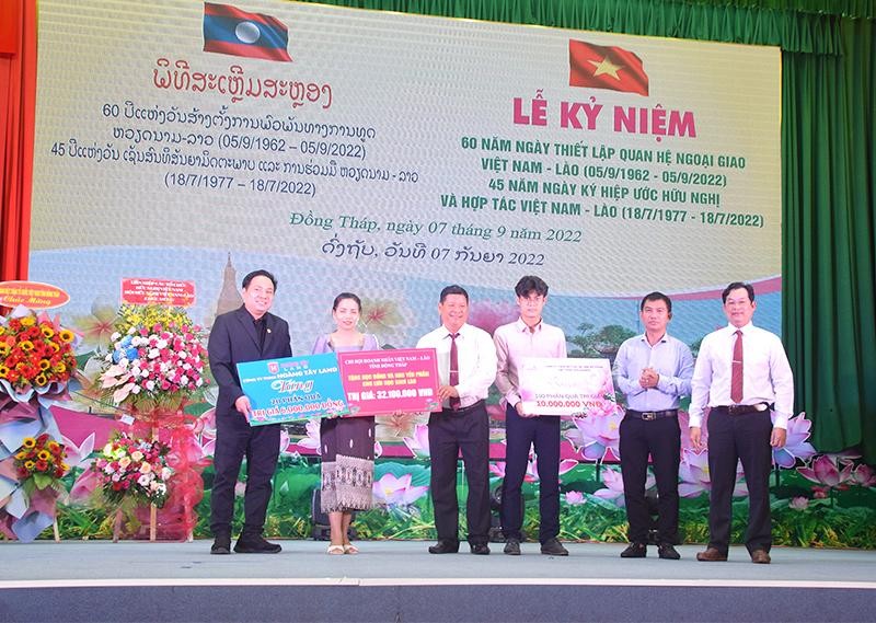 Chi hội Doanh nhân Việt-Lào tỉnh Đồng Tháp và các doanh nghiệp tặng quà cho lưu học sinh. (Ảnh: HỮU NGHĨA)