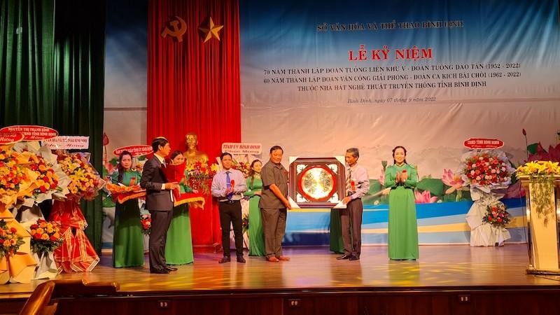 Ông Lê Kim Toàn, Phó Bí thư thường trực Tỉnh ủy, Trưởng đoàn đại biểu Quốc hội tỉnh Bình Định tặng hoa, quà cho Nhà hát Nghệ thuật truyền thống tỉnh Bình Định.