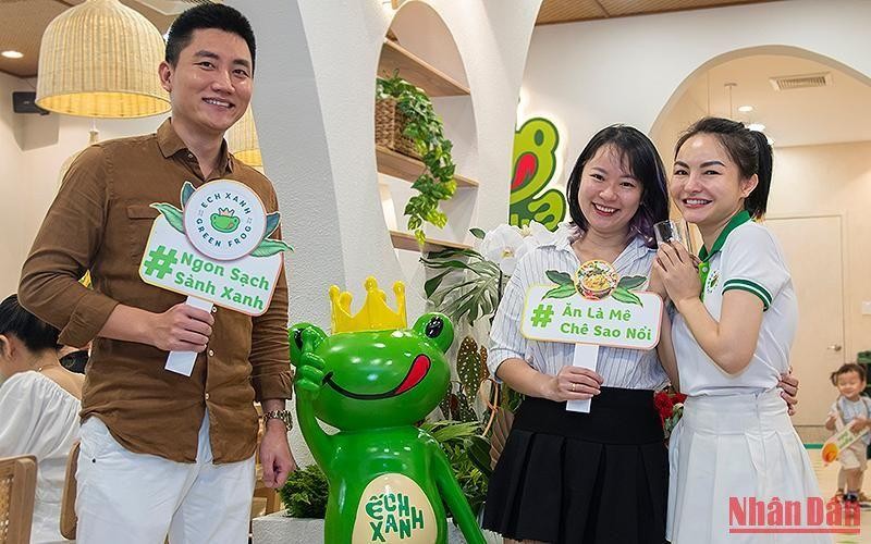 Anh Nguyễn Đông Phương (bên trái) và chị Đào Thùy Linh (phải) hân hoan trong lễ khai trương 1 cửa hàng nhượng quyền thương hiệu mới.