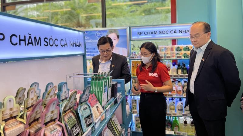 Phó Thủ tướng Heng Swee Keat đánh giá cao thiết kế mới mẻ và hiện đại của cửa hàng WIN.