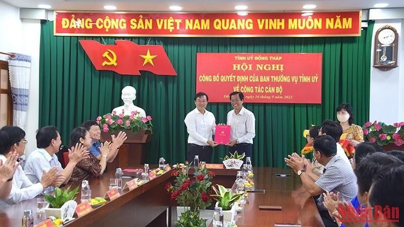 Đồng chí Lê Quốc Phong trao quyết định cho đồng chí Nguyễn Ngọc Thương. (Ảnh: HỮU NGHĨA)