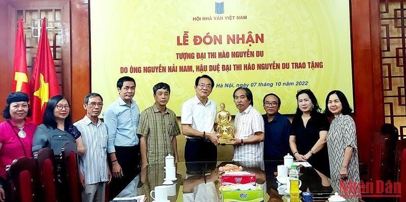 Lễ đón nhận tượng Đại thi hào Nguyễn Du.