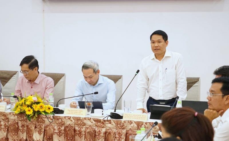 TS Phan Minh Quốc Bình (phải), Phó Viện trưởng Viện Dầu khí Việt Nam (VPI) trình bày tham luận chuyên đề tại tọa đàm.