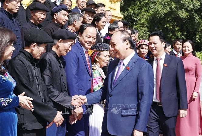 Chủ tịch nước Nguyễn Xuân Phúc với các đại biểu người có uy tín tiêu biểu tỉnh Hà Giang. (Ảnh: TTXVN)