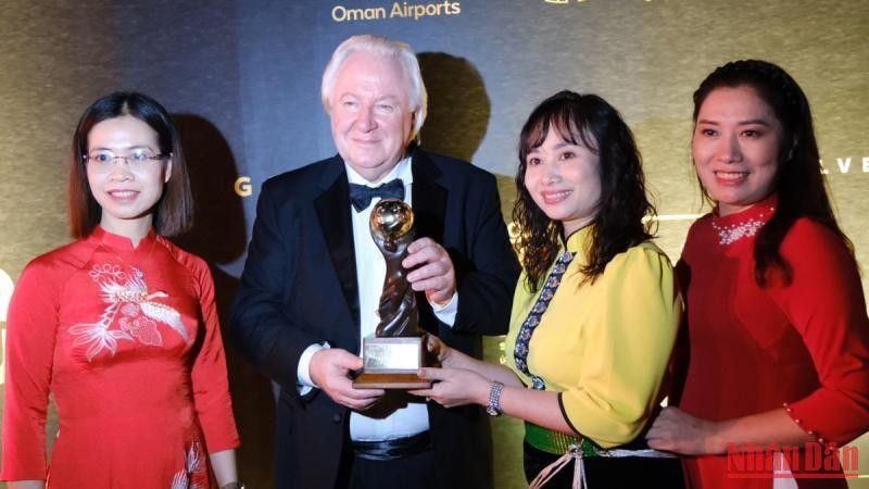 Đại diện tỉnh Sơn La nhận cúp giải thưởng “Mộc Châu Điểm đến Thiên nhiên hàng đầu Thế giới năm 2022” tại Oman.