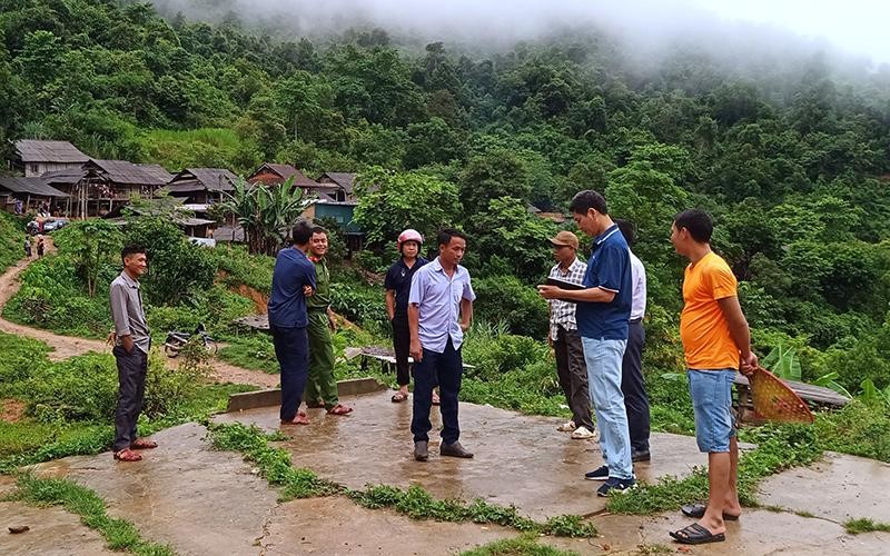 Cán bộ xã Bảo Nam, huyện Kỳ Sơn, tỉnh Nghệ An cùng đảng viên Chi bộ bản Nam Tiến 2 thăm hỏi người dân và kiểm tra tình hình lún sụt tại thực địa.