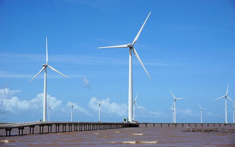 Khai thác nguồn năng lượng tái tạo để phục vụ phát triển kinh tế-xã hội của đất nước. Trong ảnh: Phát triển điện gió tại Bạc Liêu. (Ảnh NHẬT HỒ)