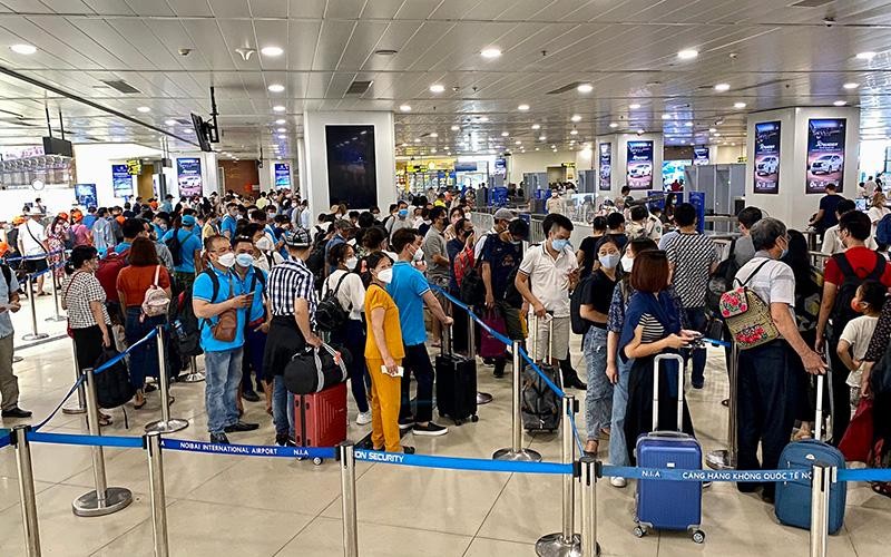 Hành khách tại sân bay Nội Bài.