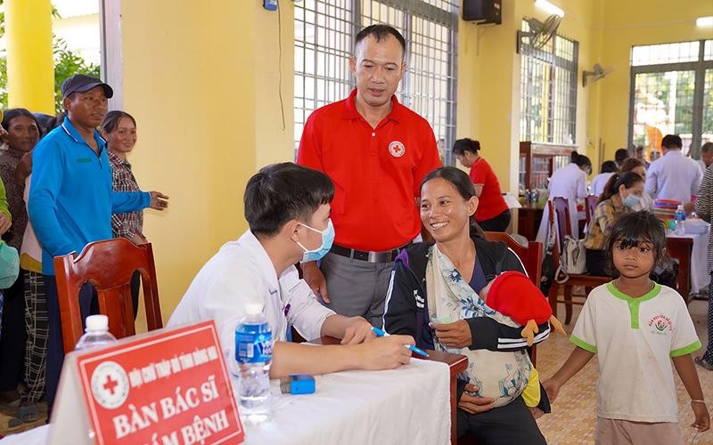 Hội Chữ thập đỏ tỉnh Đồng Nai tổ chức khám sức khỏe cho người dân. (Ảnh Hồng Loan)