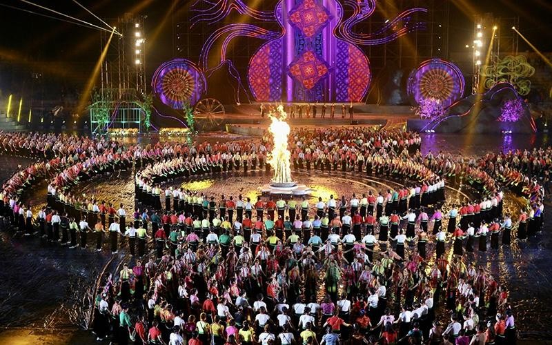 Tổng duyệt chương trình Lễ vinh danh "Nghệ thuật Xòe Thái" và khai mạc Lễ hội Văn hóa - Du lịch Mường Lò 2022. (Ảnh TTXVN)