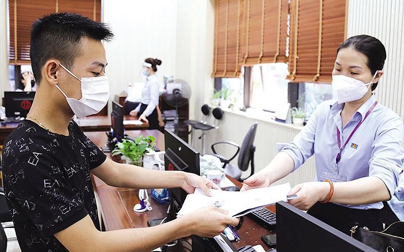 Cán bộ Sở Tư pháp tỉnh Bắc Ninh tiếp nhận hồ sơ cấp Phiếu lý lịch tư pháp tại Trung tâm Hành chính công tỉnh.