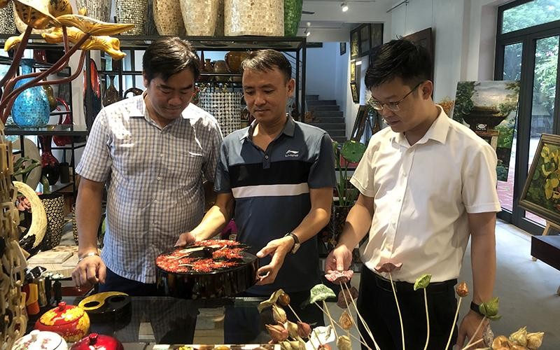 Giới thiệu sản phẩm đồ thủ công mỹ nghệ tại Công ty TNHH Phúc Cường, xã Duyên Thái, huyện Thường Tín (Hà Nội).