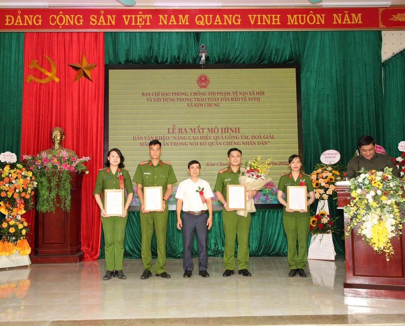 Trao thưởng cho tập thể, cá nhân có thành tích xuất sắc trong Phong trào Toàn dân bảo vệ an ninh Tổ quốc tại xã Kim Chung.